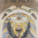 Stupisce per� che il simbolo appaia a volte all�interno dei templi cristiani. Eppure noi abbiamo trovato l�Occhio nella chiesa della Santissima Trinit� e dei Santi Medici di Bari, che si trova di fronte al Castello Svevo. Qui il simbolo esoterico appare su un mosaico pavimentale disegnato negli anni 70-80 dagli artisti Mario e Umberto Colonna 
